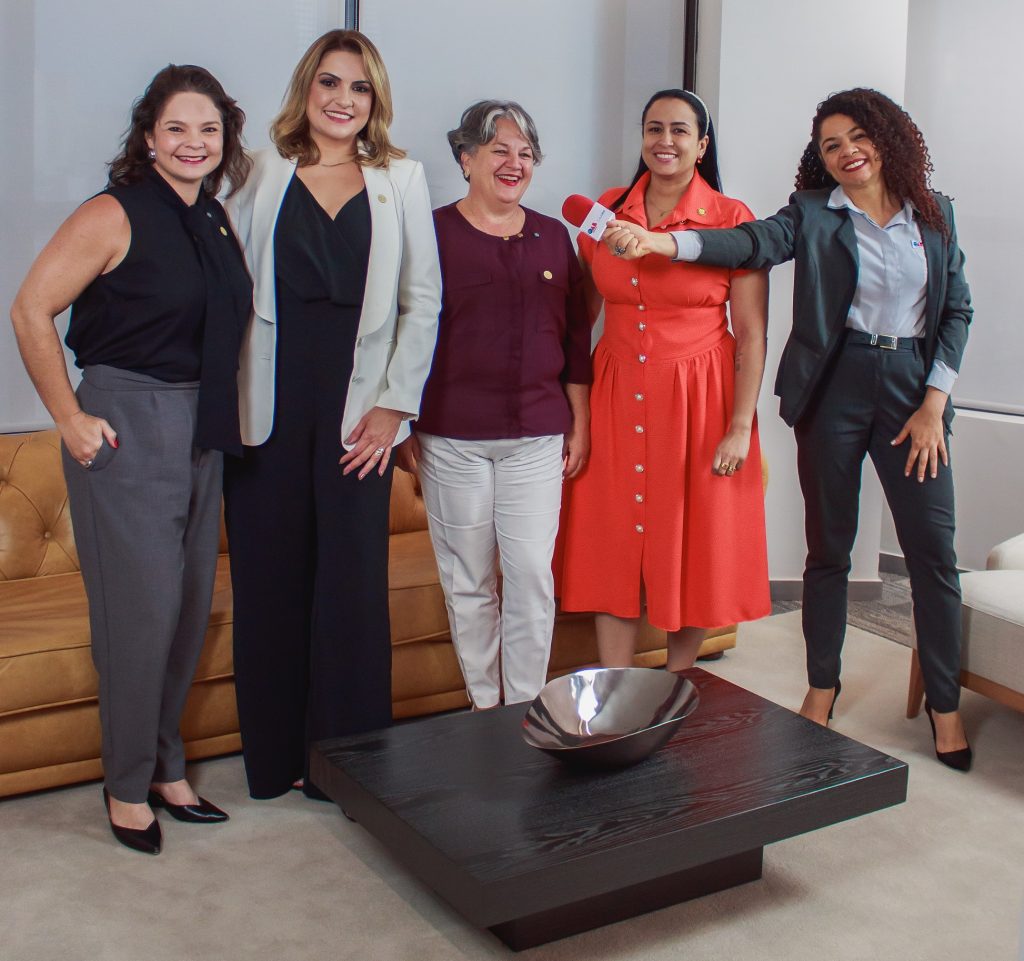 A presidente ângela botelho e as diretoras institucionais da caamg estreiam no podcast conexão caixa em celebração ao mês da mulher