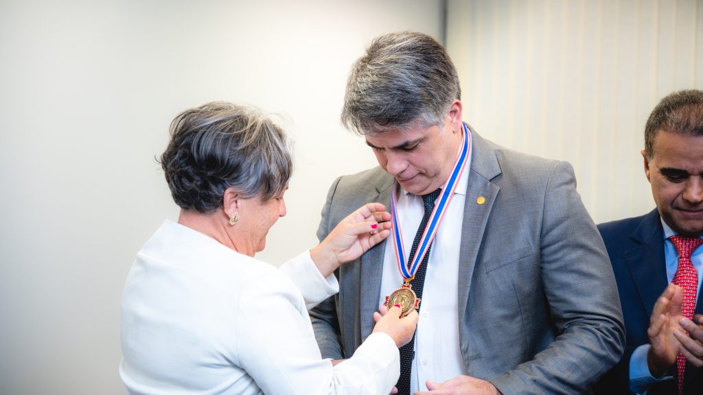 Medalha lyda monteiro é concedida pela caamg e oab-mg ao desembargador luís eduardo pifano