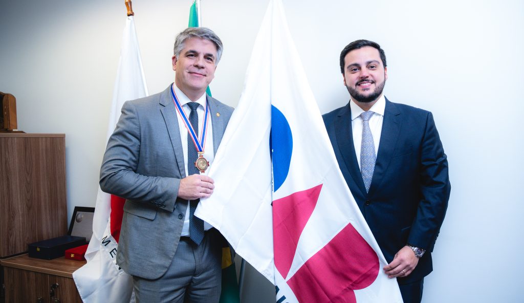 Medalha lyda monteiro é concedida pela caamg e oab-mg ao desembargador luís eduardo pifano
