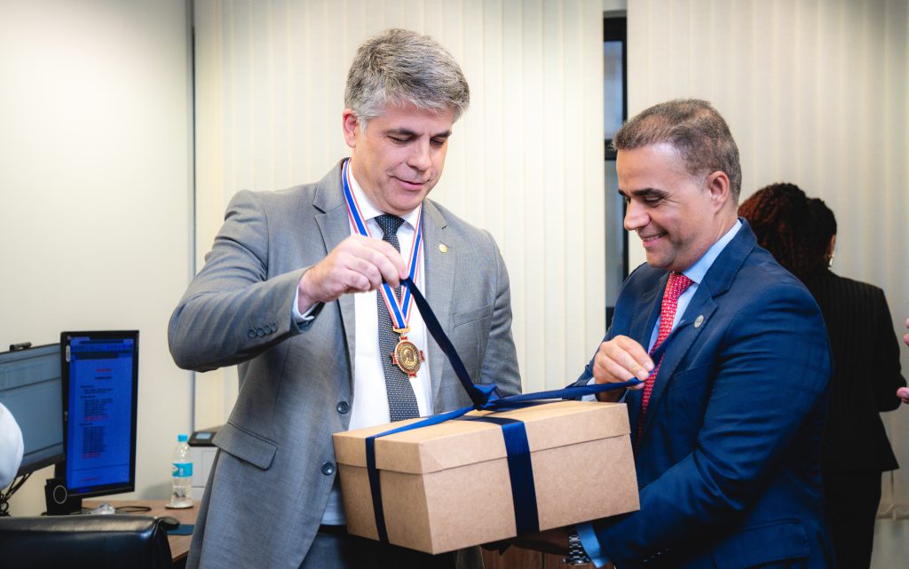 Medalha lyda monteiro é concedida pela caamg e oab-mg ao desembargador luís eduardo pifano