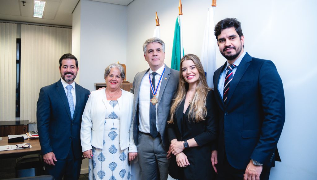 Medalha lyda monteiro é concedida pela caamg e oab-mg ao desembargador luís eduardo pifano