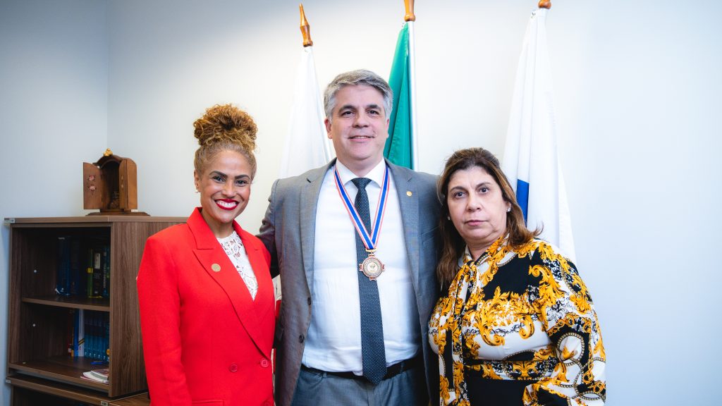 Medalha lyda monteiro é concedida pela caamg e oab-mg ao desembargador luís eduardo pifano