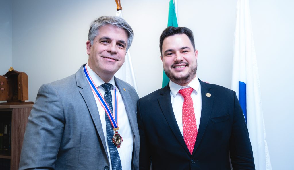 Medalha lyda monteiro é concedida pela caamg e oab-mg ao desembargador luís eduardo pifano