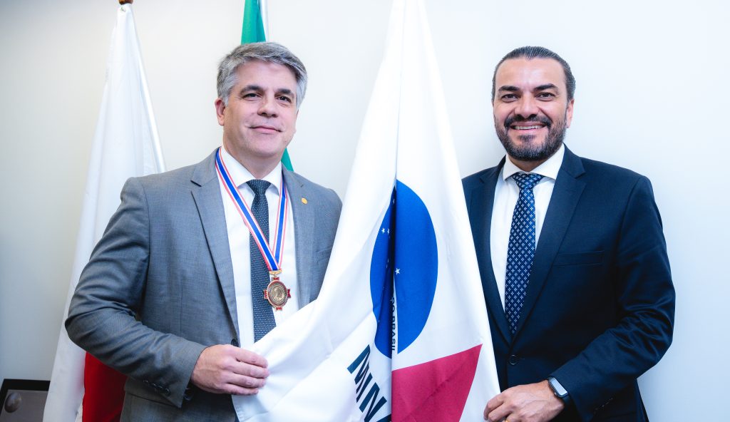 Medalha lyda monteiro é concedida pela caamg e oab-mg ao desembargador luís eduardo pifano